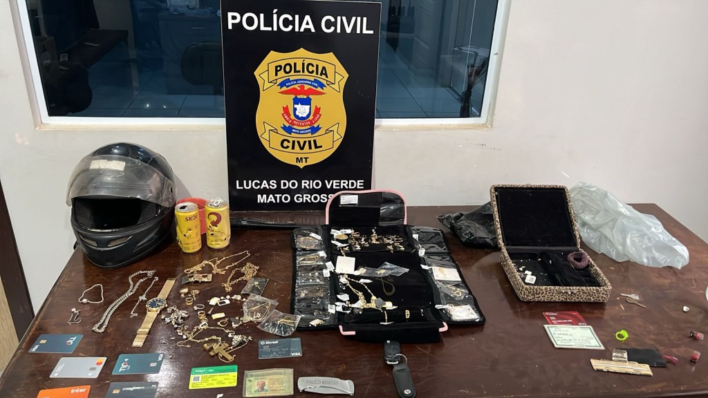 Policiais civis apreendem objetos levados em roubo a borracharia e arma usada no crime